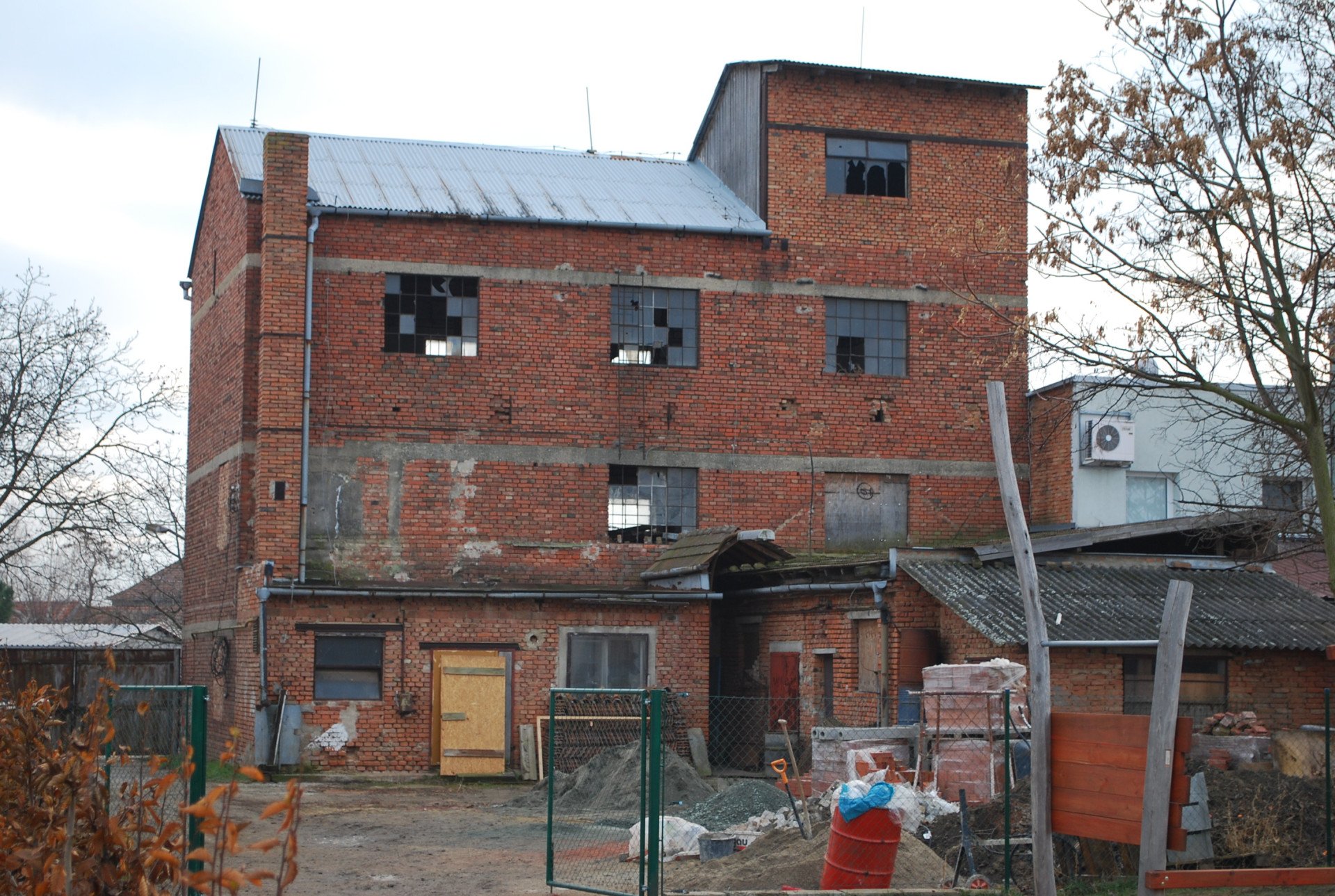 Mlýn byl v dezolátním stavu.  (Pelčák a partner architekti, rekonstrukce mlýna v Hruškách)