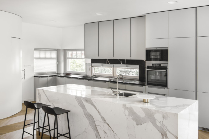 Kuchyně na míru od DEVOTO propojuje precizní řemeslo s čistotou současného designu.