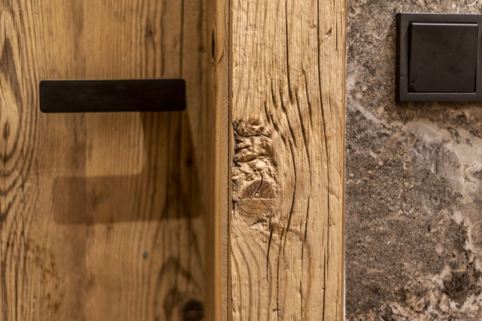 Dveře SAPELI ze starého rekultivovaného dřeva Altholz (detail)