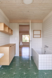 Dům v Ostopovicích, ORA: V koupelnách byly použity dlaždice s výraznými vzory