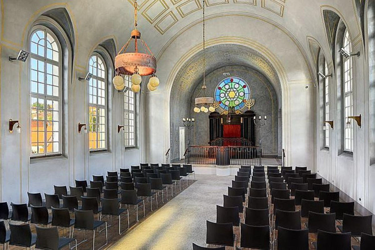 Autorem je Viktor Kafka, který synagogu projektoval v roce 1909