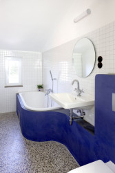 Zaoblené linie se objevují i v koupelně. (Obnova interiérů prvorepublikové vilky na Plzeňsku, ateliér DEBYT)