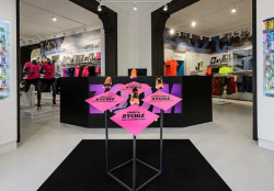 Valentino Colla, Paola Toniato (Nike architects), Olga Pokorná (Olga Pokorná - architekt), Top4Running - foto