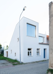 Rekonstrukce od Ateliéru Kopecký mu měla pomoci této role dostát. (Rodinný dům v Kohoutovicích, Ateliér Kopecký)