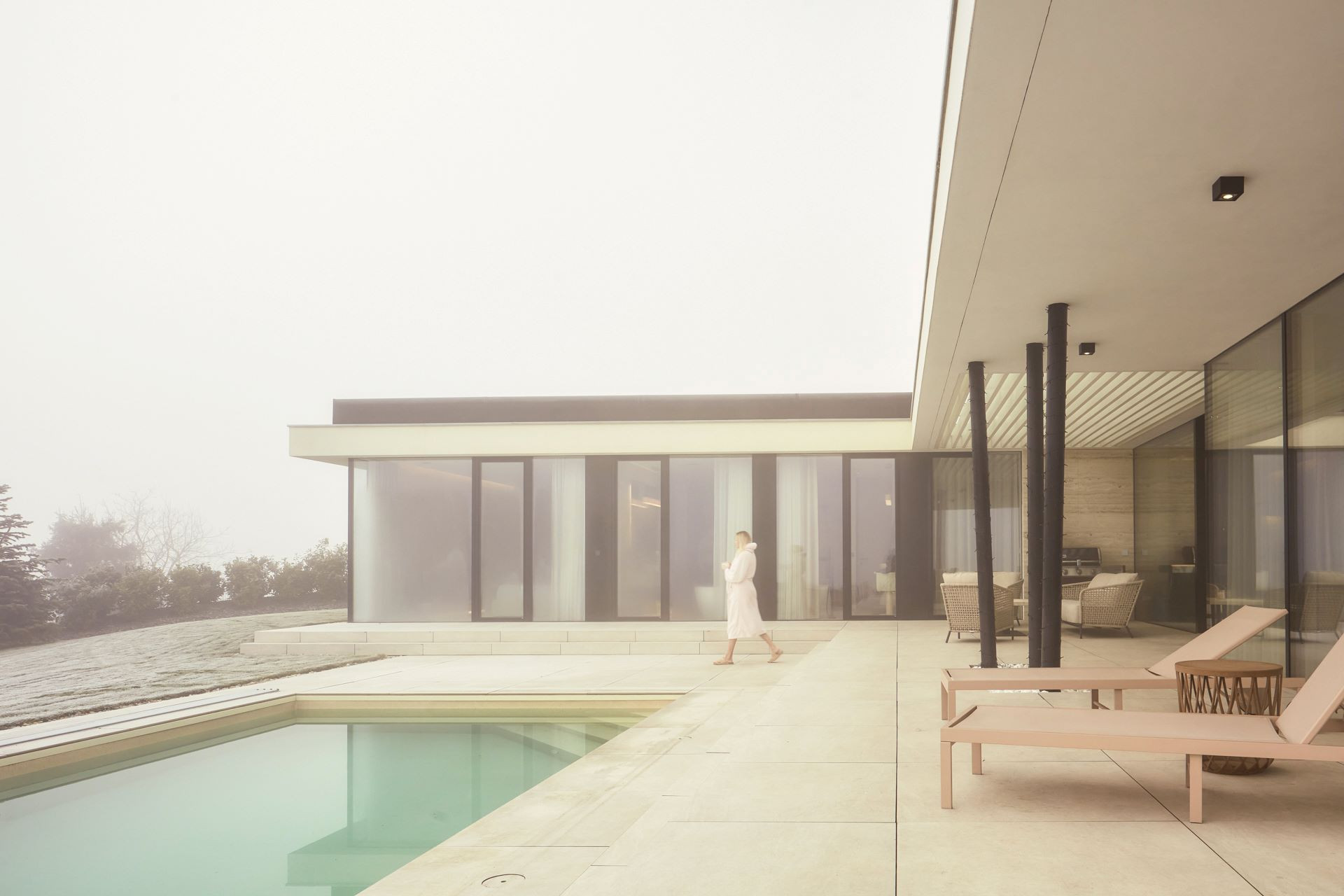 Z každé obytné místnosti lze vyjít přímo do zahrady, na terasu k bazénu. (Bungalov ve východních Čechách; Atelier Kunc)