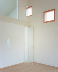 Španělské studio Ateinza Maure Arquitectos zrekonstruovalo starou stavbu ve Španělsku. Kamenný objekt nově slouží jako prázdninový dům