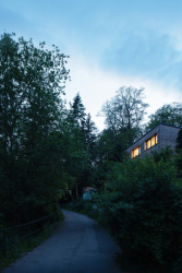 Moderní dřevostavba na Zbraslavi od Lukáše Pejsara