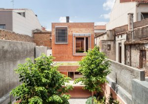 HARQUITECTES, cihlový dům č.p. 1014, pohled z dvora, foto