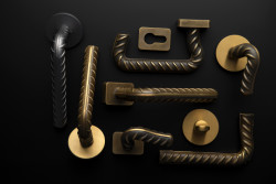 Kolekce kování Rocksor v různých povrchových úpravách, design Ing. arch. Stanislav Fiala