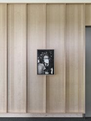 Městský Archiv Delft, Office Winhov, Gottlieb Paludan Architects: Detaily dřevěného obkladu na stěnách navazuje na cihlovou fasádu v exteriéru