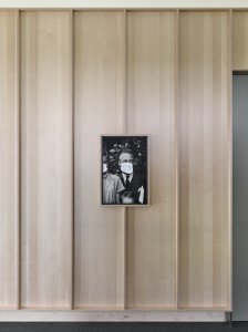 Městský Archiv Delft, Office Winhov, Gottlieb Paludan Architects: Detaily dřevěného obkladu na stěnách navazuje na cihlovou fasádu v exteriéru