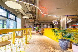 Coworkingový prostor Clubco - moderní technické vybavení, severský design a neotřelá žlutá