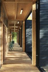 Černé zalamovací dveře (Občerstvení U Prutu, Prokš Přikryl architekti)