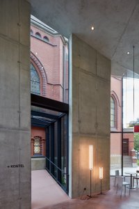 Obnova Červeného kostela, atelier-r: Interiéru nové přístavby dominuje beton