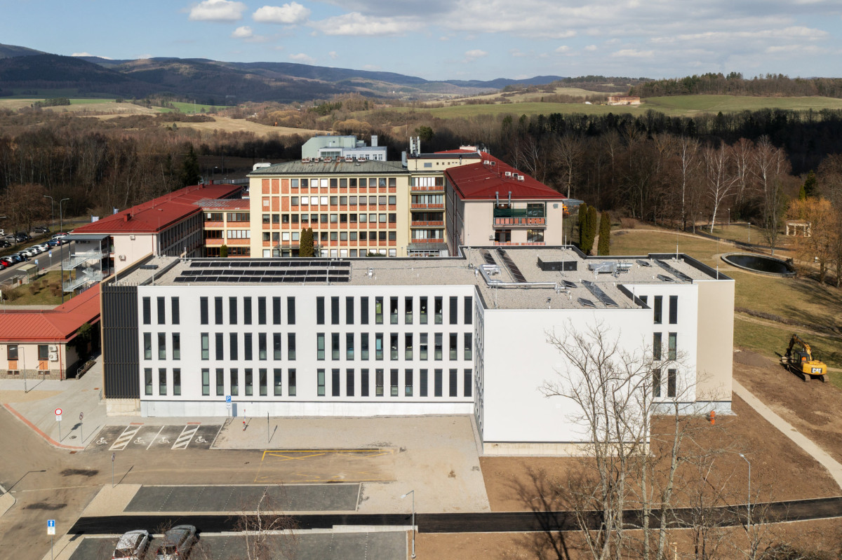 Pavilon psychiatrie v Ostrově (Pavilon psychiatrie v Ostrově od KOMA MODULAR; interiéry petit atelier)