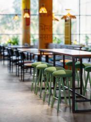 Čalouněné taburety Spot s opěrkou pro nohy od LD Seating. (Bombay Express; Studio archicraft)