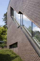 Jeho sklon sleduje terén