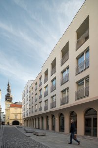 Ulice Dlouhá je zase už od středověku důležitou městskou promenádou, a tak do ní architekti nasměrovali obchody s výklady. (Bytový dům Nové Lauby v Ostravě, ateliér znamení čtyř - architekti)