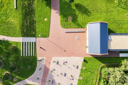 Nachází se v něm dům hlídače, který dnes slouží jako vstup do dvou ze tří vodojemů. (Rekonstrukce areálu vodojemů na Žlutém kopci v Brně, David Prudík architekti)