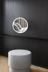 Ateliér Vrtiška & Žák navrhli interiér vily v pražské Troji v kombinaci světlých a tmavých odstínů