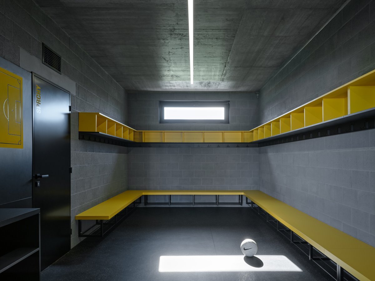 Pohled do šatny (Sportovní areál SK Planá, PROAM ARCHITEKTI)