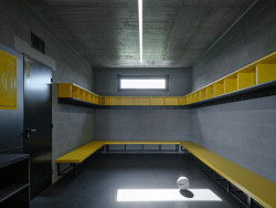 Pohled do šatny (Sportovní areál SK Planá, PROAM ARCHITEKTI)