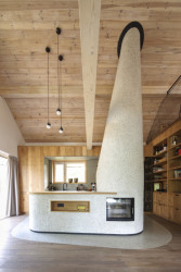 Autorem krbu je kamnář Tomáš Jíra.
(Chata Spiegelbaude, A1 architects)