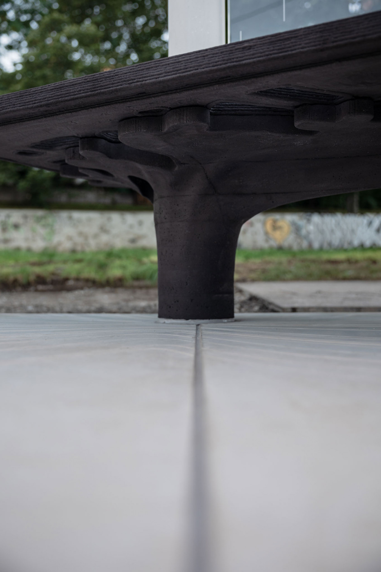 Přístřešek byl vyrobený technologií robotického 3D tisku ultra-vysokopevnostního betonu (UHPC)