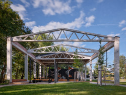 Staré konstrukce podporují industriální atmosféru. (mar.s architects, obnova Žitného mlýna v Boršově nad Vltavou)