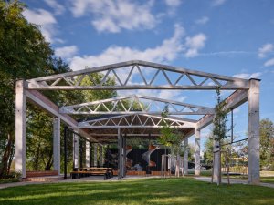Staré konstrukce podporují industriální atmosféru. (mar.s architects, obnova Žitného mlýna v Boršově nad Vltavou)