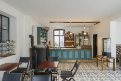 V areálu vznikla také kavárna. (Muzeum starých strojů a technologií v Žamberku, Ateliéru Walter)