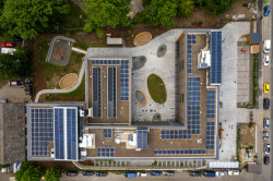 Škola v Českobrodské ulici od ECOTEN: Všechny střech objektu jsou vegetační