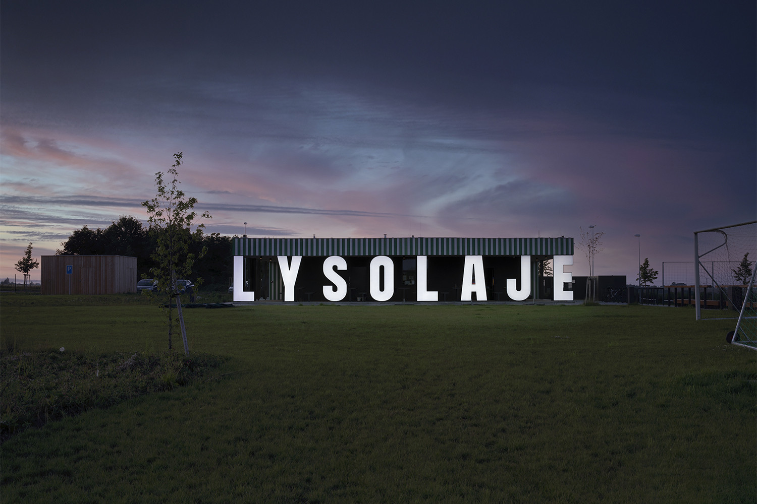 Sportovní areál v Praze-Lysolajích od studia knesl kynčl architekti