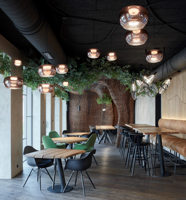 Steak Restaurant v prostorách bývalé STK autodílny, Komplits