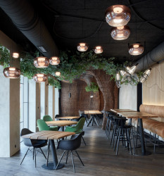 Steak Restaurant v prostorách bývalé STK autodílny, Komplits