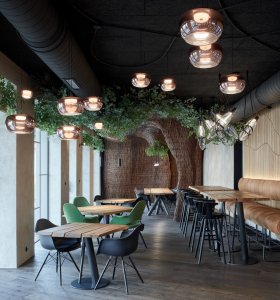 Steak Restaurant v prostorách bývalé STK autodílny, Komplits