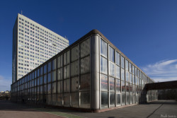 Snímek původní podoby menzy s lehkým závěsným pláštěm