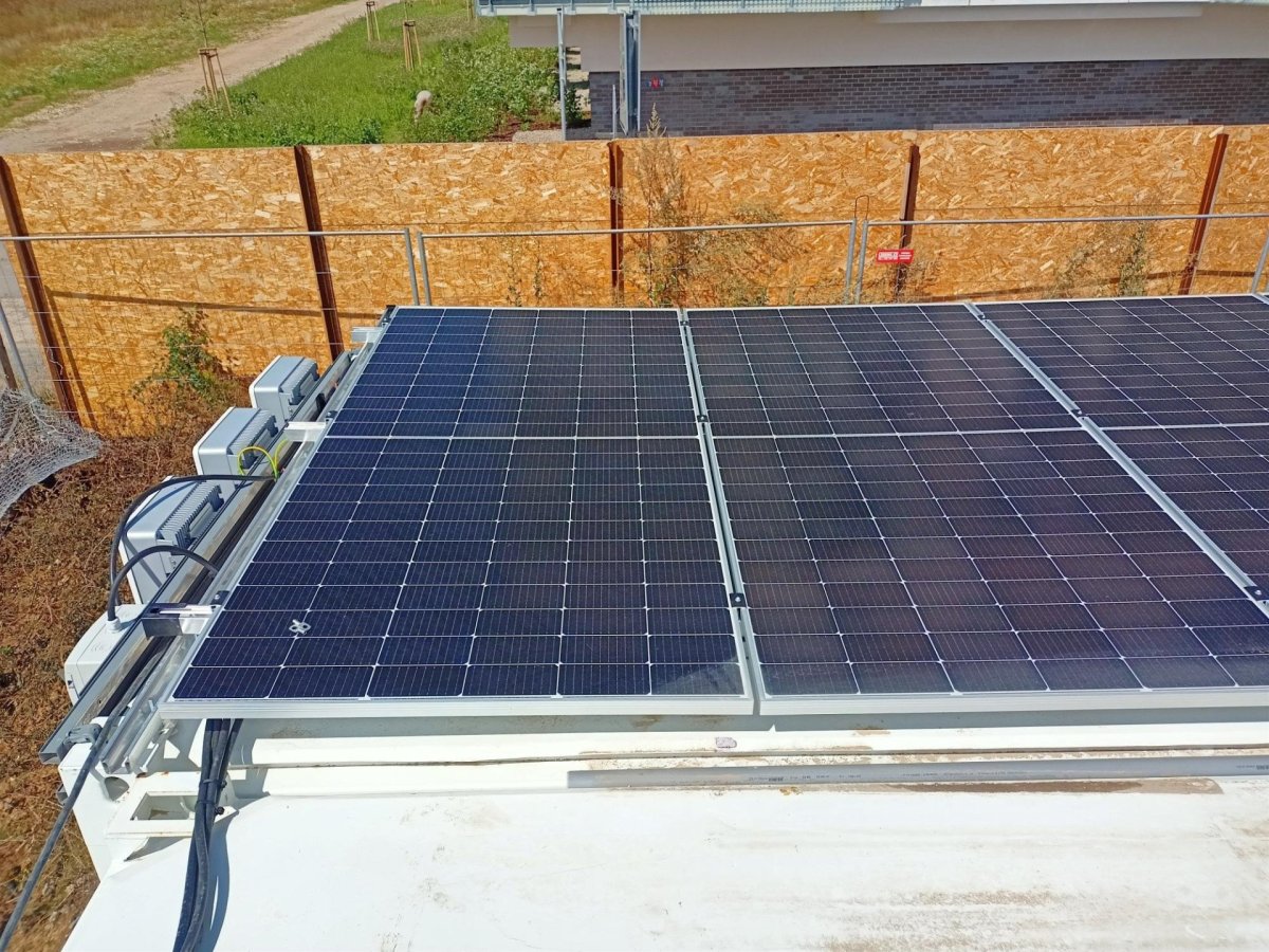 Stavební firma HINTON testuje projekt fotovoltaických panelů na střechách stavebních buněk. Pilotní projekt odstartoval na staveništi na Praze 13