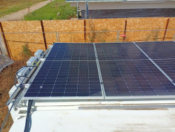 Stavební firma HINTON testuje projekt fotovoltaických panelů na střechách stavebních buněk. Pilotní projekt odstartoval na staveništi na Praze 13