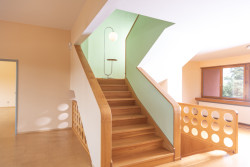 Od 8. 6. do 31. 8. 2023 bude Volmanova vila v Čelákovicích hostit výstavu českého designéry Jindřicha Halabaly