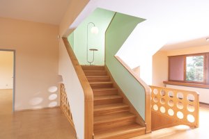 Od 8. 6. do 31. 8. 2023 bude Volmanova vila v Čelákovicích hostit výstavu českého designéry Jindřicha Halabaly