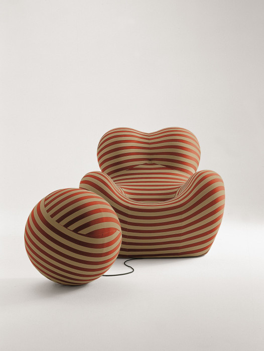 Křeslo Up je metaforou ženské postavy. Pro B&B Italia jej navrhl italský architekt a designér Gaetano Pesce 