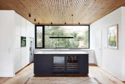 Rodinný dům v Berouně, Markéta Bromová architekti: Severně orientované kuchyni dominuje kontrastní černý ostrůvek