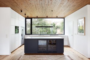 Rodinný dům v Berouně, Markéta Bromová architekti: Severně orientované kuchyni dominuje kontrastní černý ostrůvek