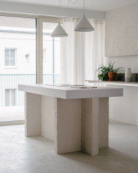 Jaromír Krobot navrhl interiér bytu, ve kterém dominují přiznané pálené cihly, beton a hrubé omítky