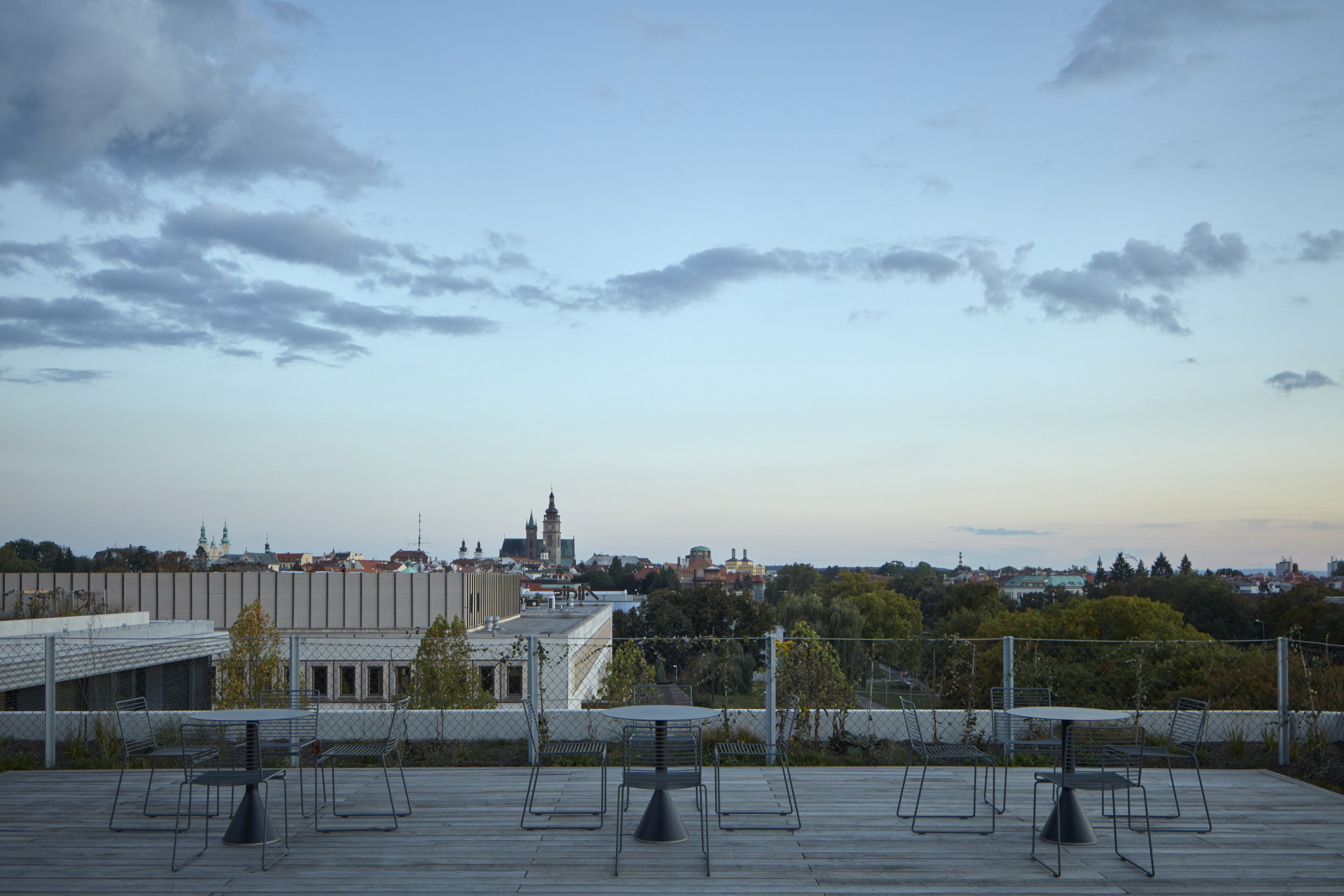 Městskou mozaiku kvalitní královéhradecké architektury doplnila administrativní budova centrály ČSOB od studia Projektil.