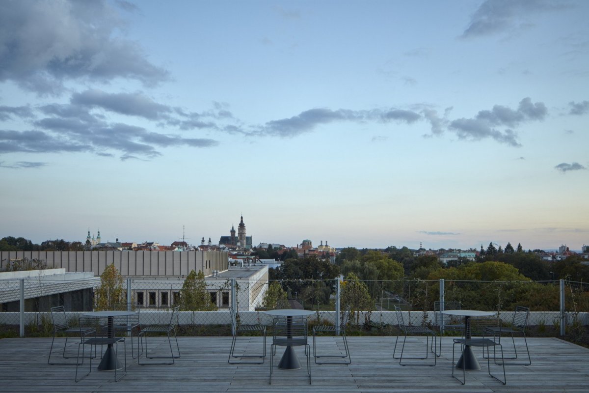 Městskou mozaiku kvalitní královéhradecké architektury doplnila administrativní budova centrály ČSOB od studia Projektil.