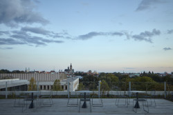 Městskou mozaiku kvalitní královéhradecké architektury doplnila administrativní budova centrály ČSOB od studia Projektil.