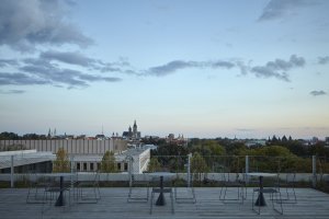 Městskou mozaiku kvalitní královéhradecké architektury doplnila administrativní budova centrály ČSOB od studia Projektil.