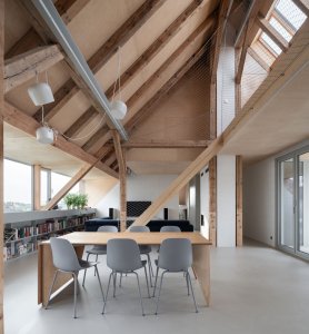 Pohled do interiéru podkrovního bytu, v němž žijí majitelé domu. (Rekonstrukce a přístavba k vile v Praze-Vinohradech, PAPUNDEKL ARCHITEKTI)